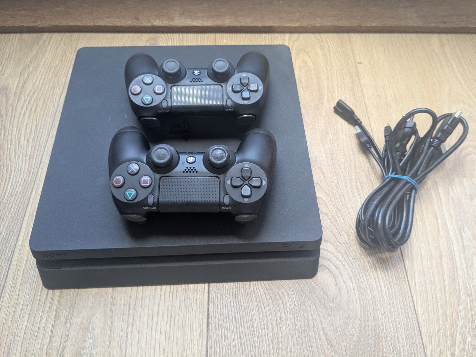 Ophalen €99,- PlayStation 4 Slim 1TB 2 controllers, Spelcomputers en Games, Spelcomputers | Sony PlayStation 4, Zo goed als nieuw