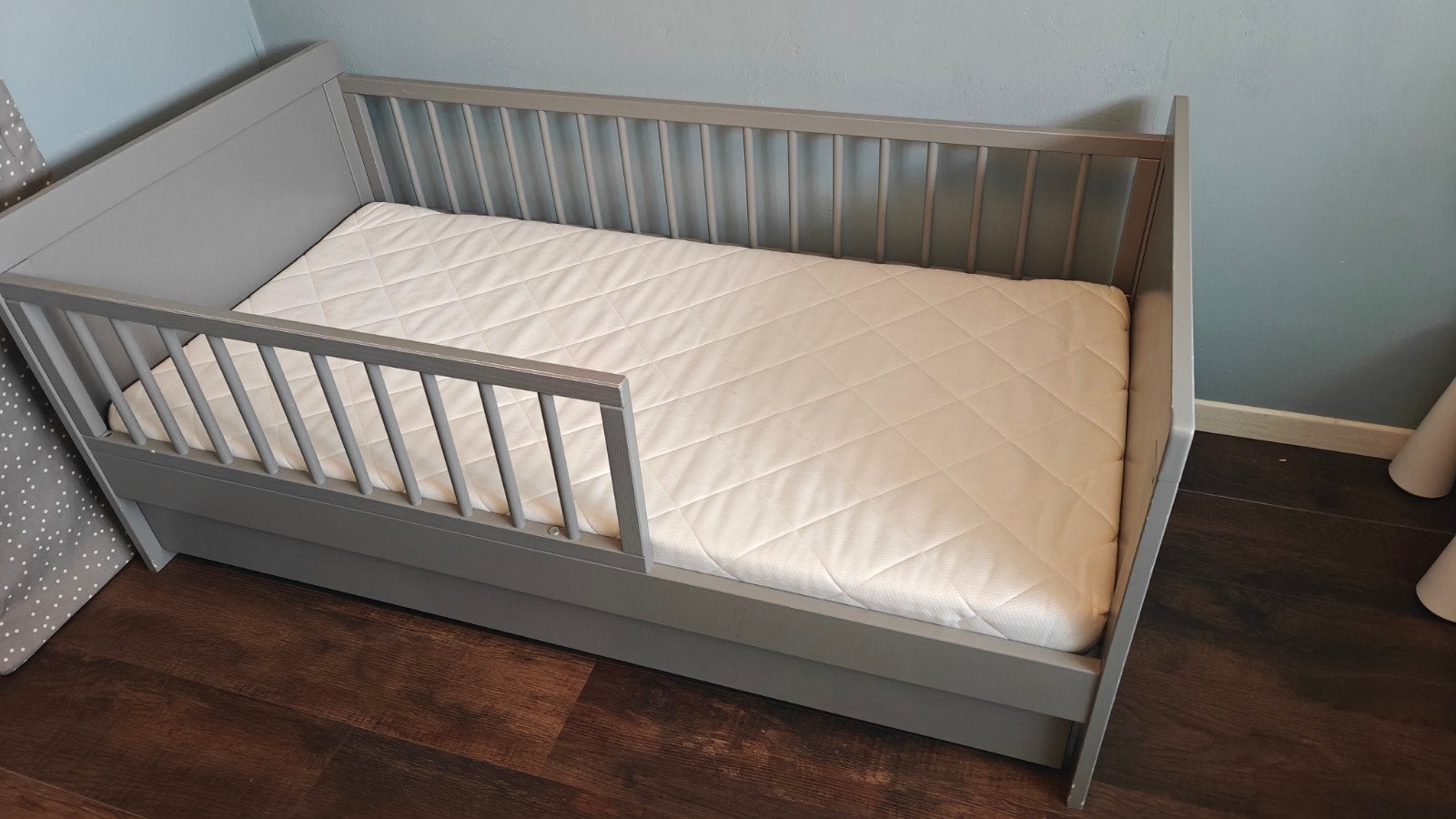 Petit Amelie Peuterbed 'Leon' 140x70 cm Grijs, Kinderen en Baby's, Kinderkamer | Bedden, Gebruikt, 70 tot 85 cm, 140 tot 160 cm