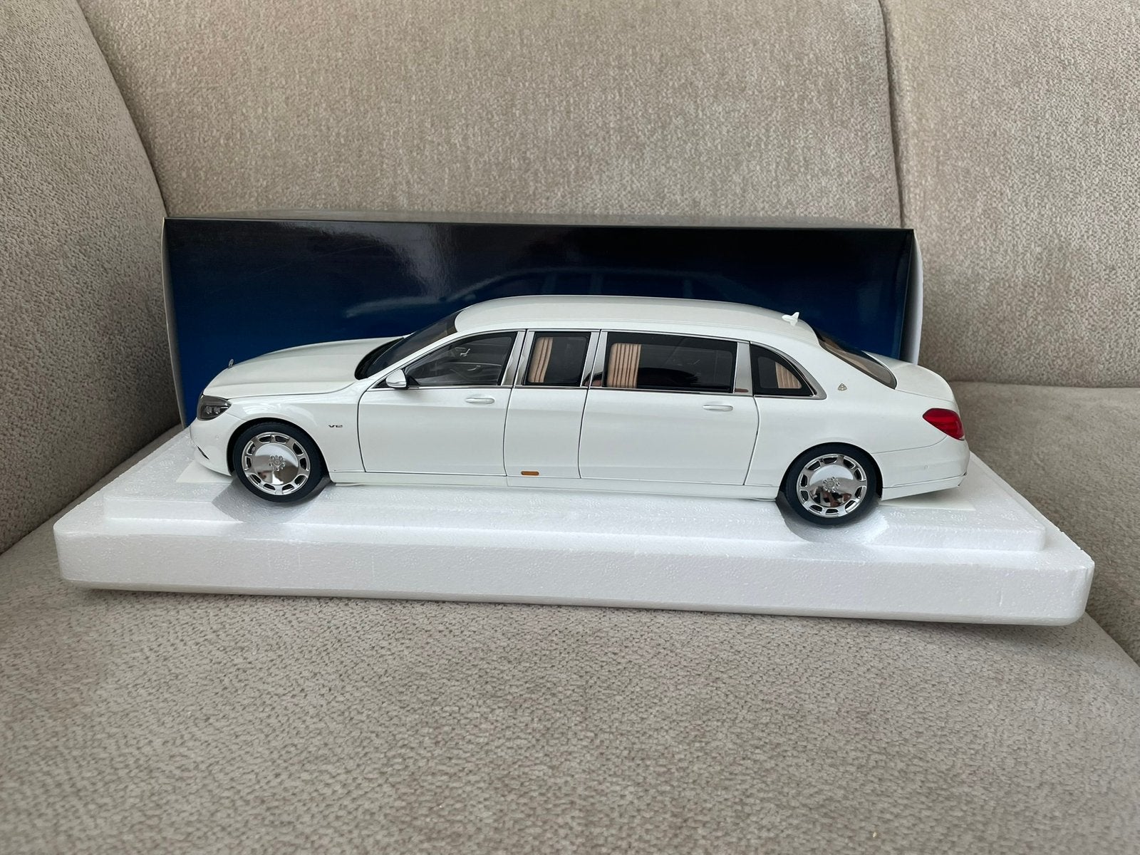 Autoart Mercedes Maybach S600 Pullman W222 white 76296, Ophalen of Verzenden, Zo goed als nieuw, Autoart