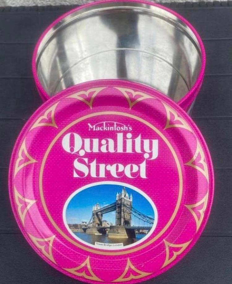 Blik van Mackintosh’s Quality Street. Doorsnede 14 cm, Ophalen of Verzenden, Zo goed als nieuw, Overige, Overige merken