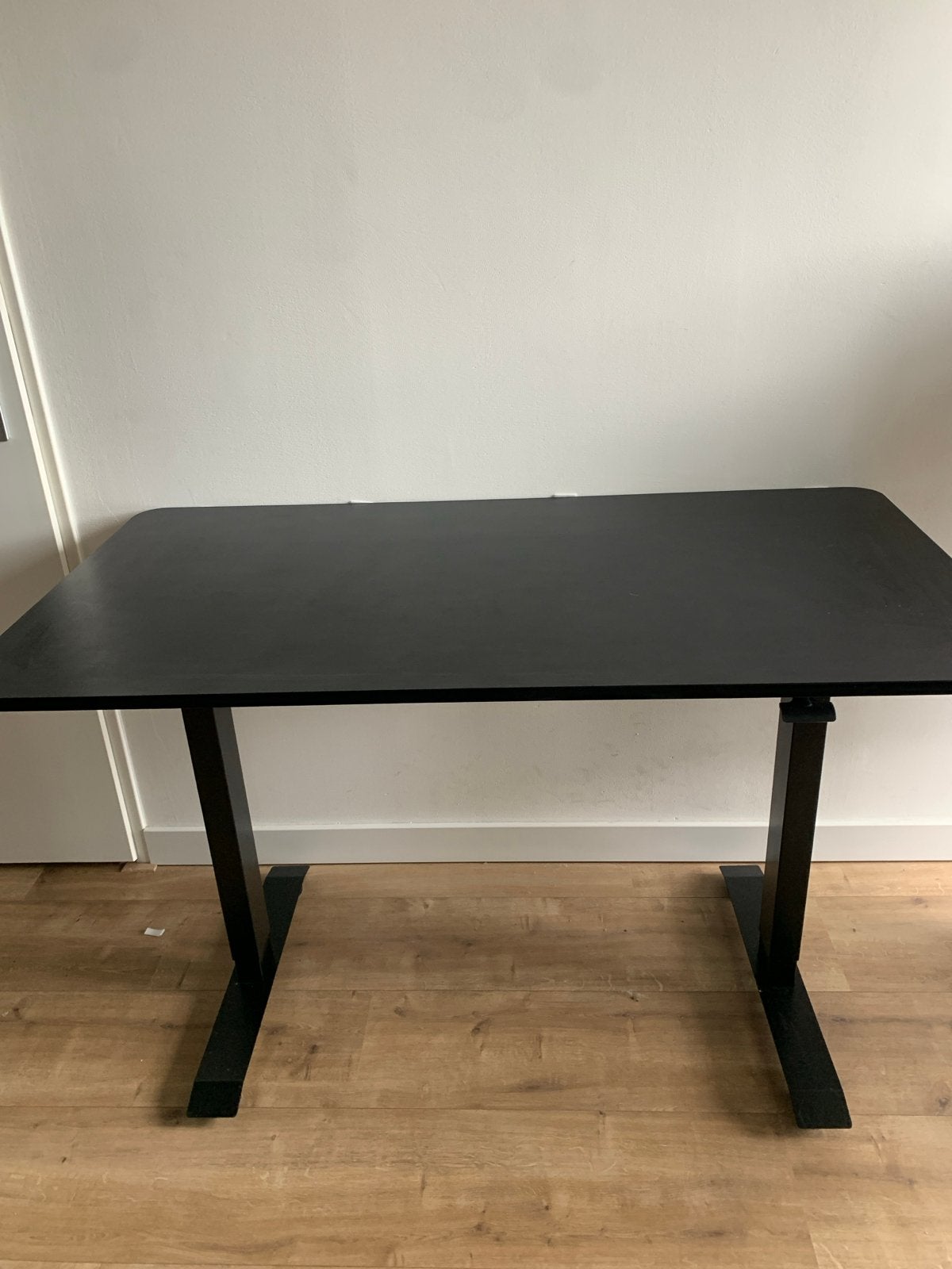 Verstelbaar zwart bureau ASSENTOFT 70x130, Ophalen, In hoogte verstelbaar, Zo goed als nieuw, Overige merken