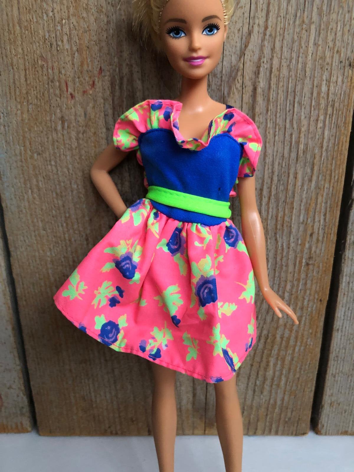 Roze groen blauwe jurk voor Barbie, Ophalen of Verzenden, Zo goed als nieuw, Barbie