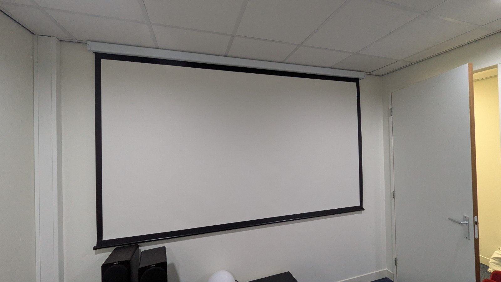 Elektrisch projectiescherm 120" met afstandsbediening, Ophalen, Elektrisch, Zo goed als nieuw