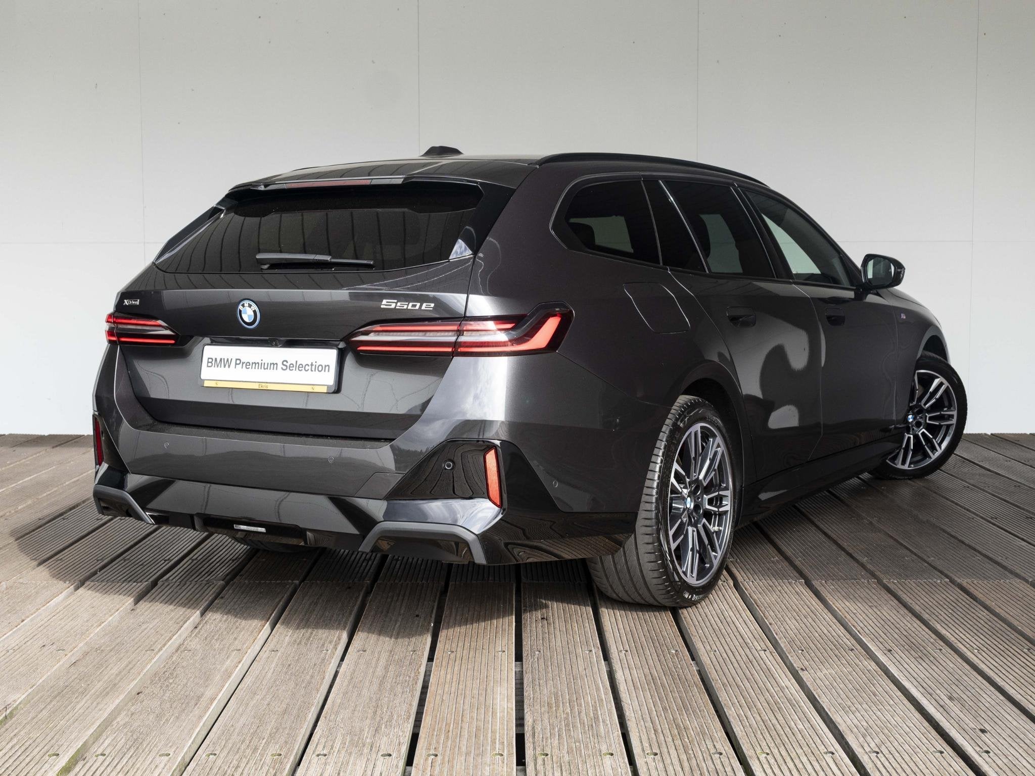 BMW 5 Serie 550e xDrive Touring | M Sportpakket Pro | Comfor, Auto's, Stof, Gebruikt, 135 min, 489 pk