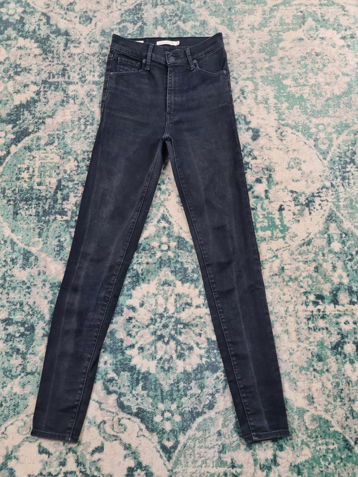 Levi's Mike high super skinny W26 L30 WMN Tulsi2630 Zwart

E, Zwart, Ophalen of Verzenden, Zo goed als nieuw, W27 (confectie 34) of kleiner