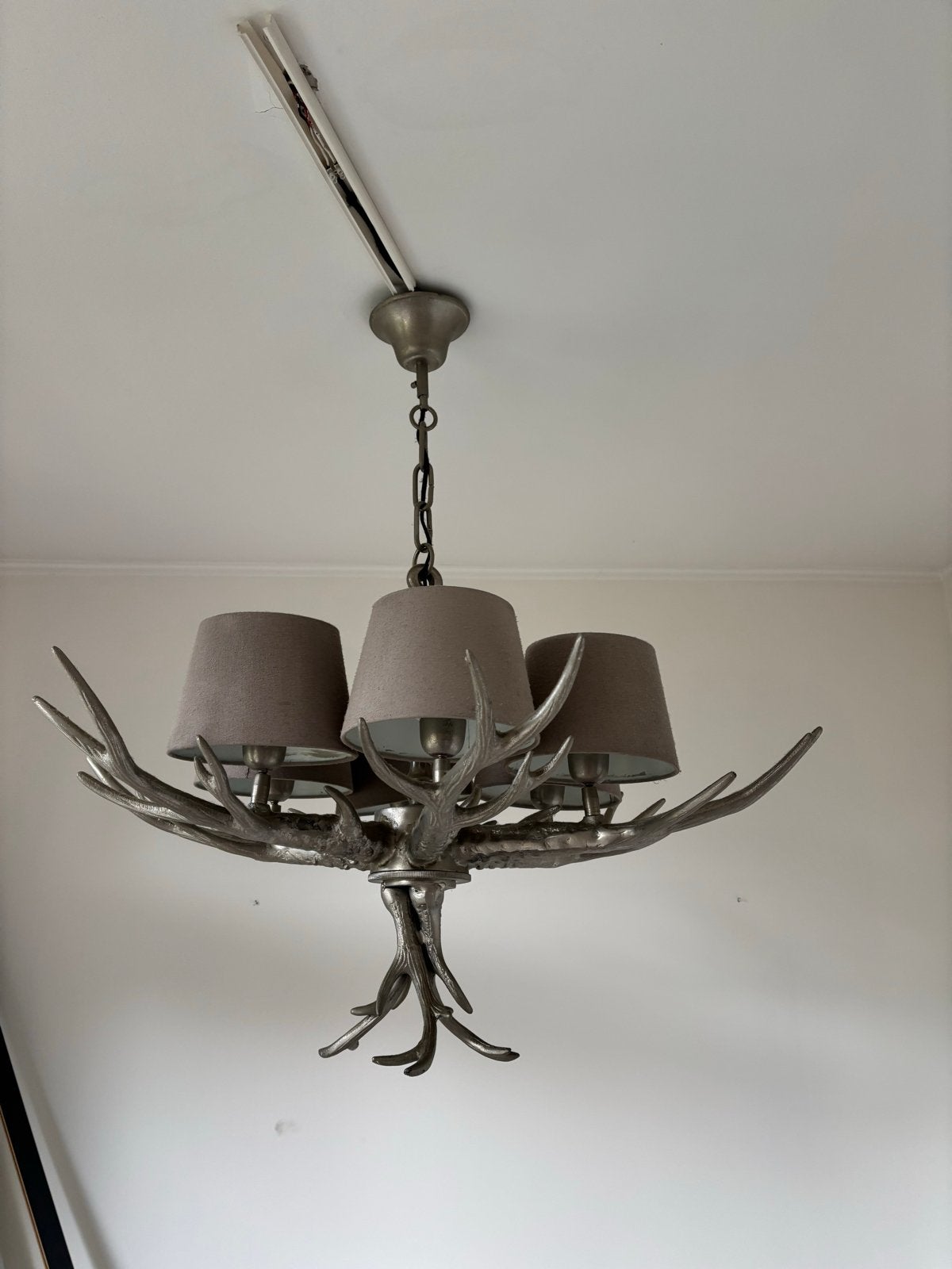Unieke Kroonluchter met Hertenhoorn Design en Stoffen Kappen