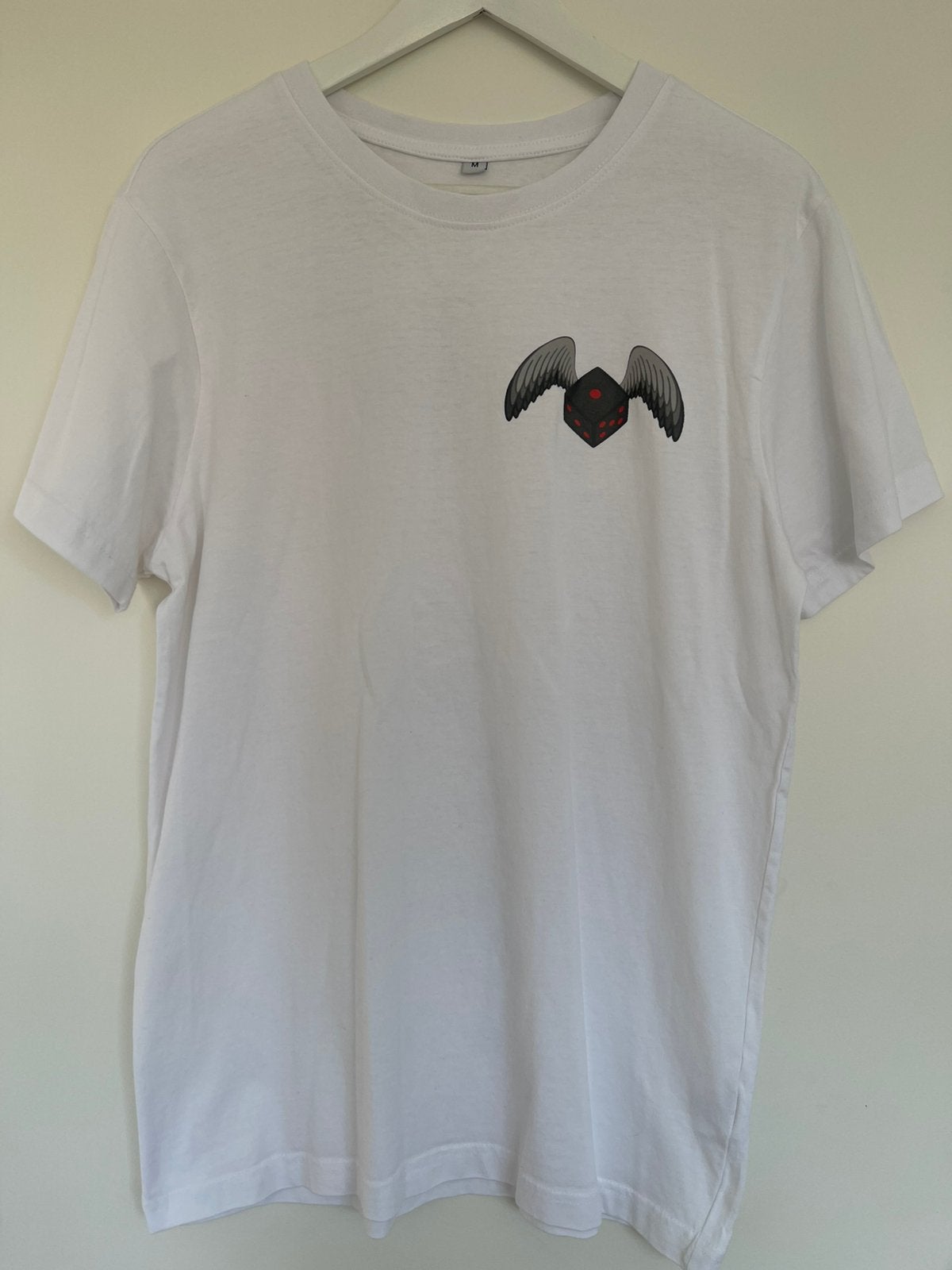 Nieuwe Wit T-shirt met gevleugelde dobbelsteen print, Kleding | Heren, Ophalen of Verzenden, Zo goed als nieuw, Maat 48/50 (M)