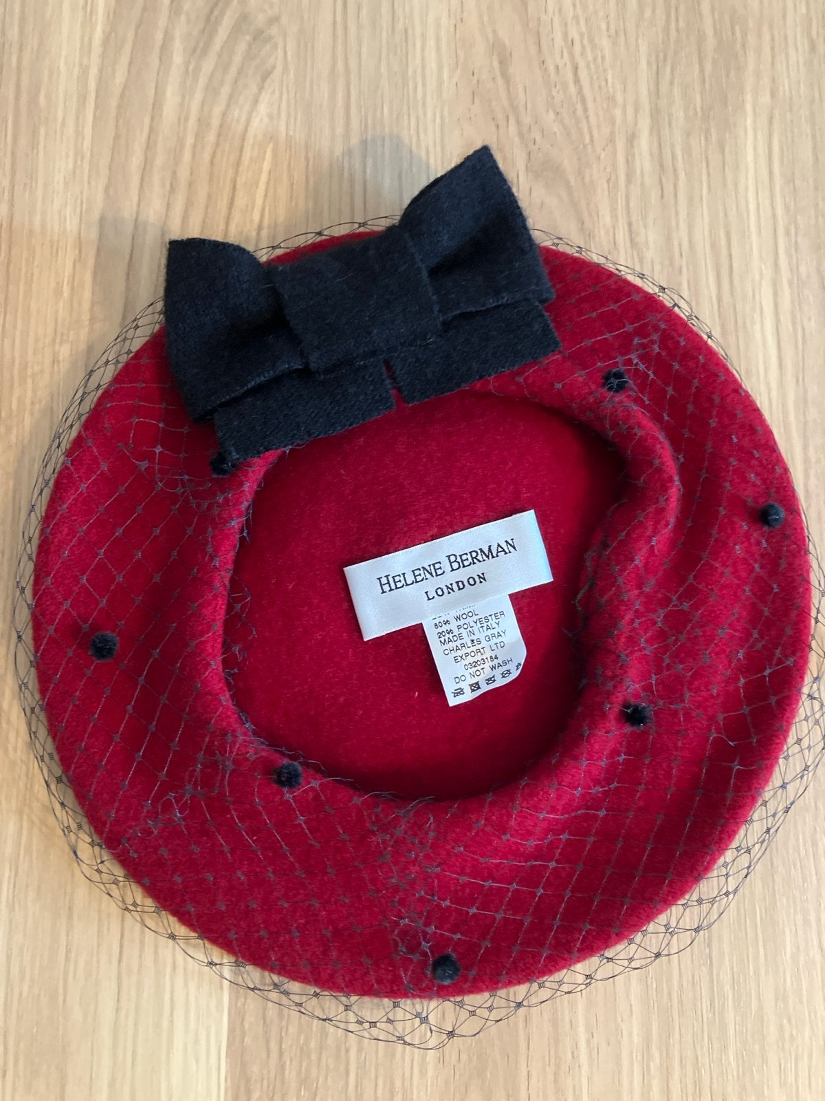 Helene Berman London rode baret met strik en sluier, Ophalen of Verzenden, Zo goed als nieuw, One size fits all, Hoed