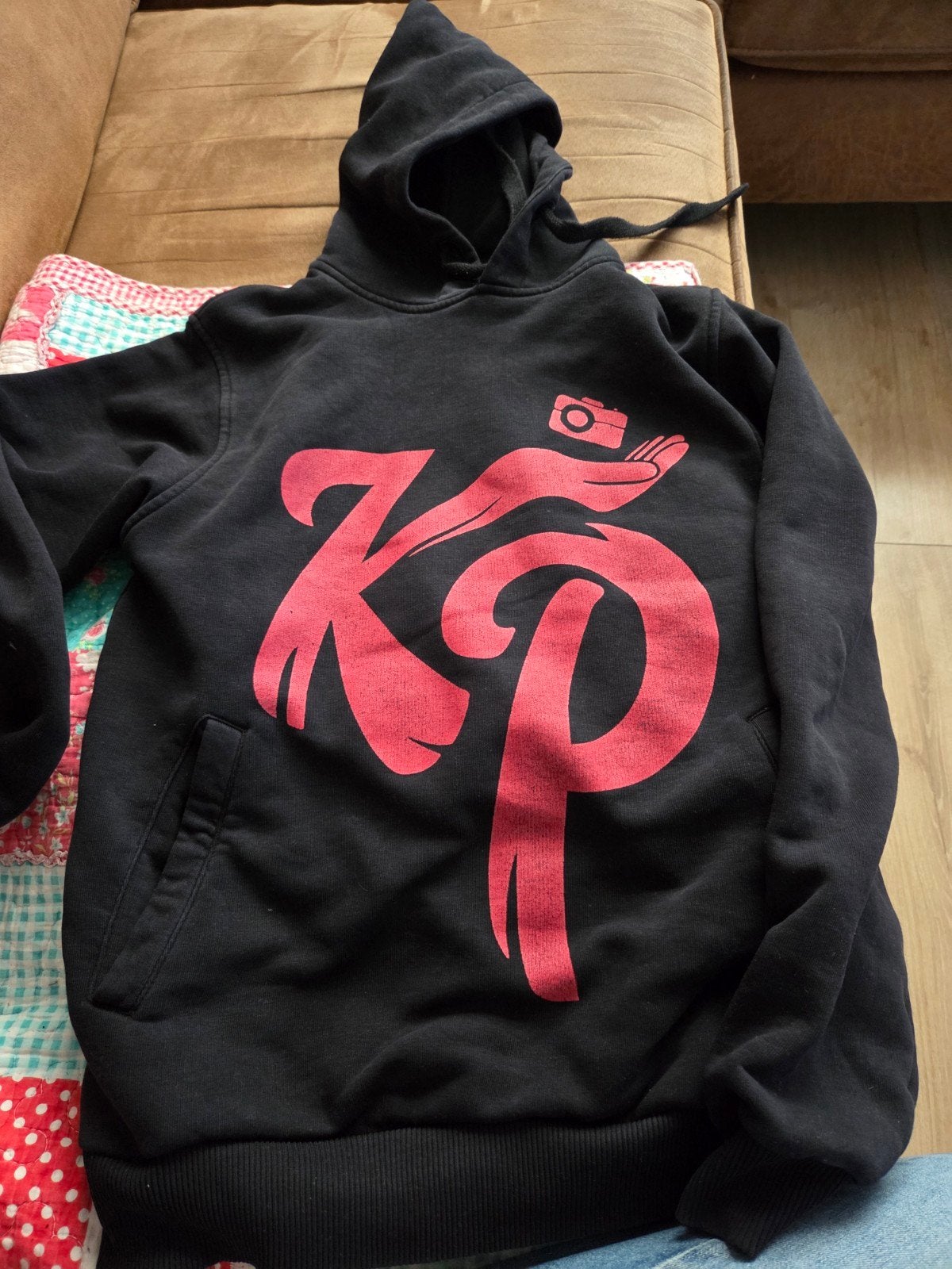 Zwarte hoodie met rood 'KP' logo, Ophalen of Verzenden, Gedragen, Onbekend