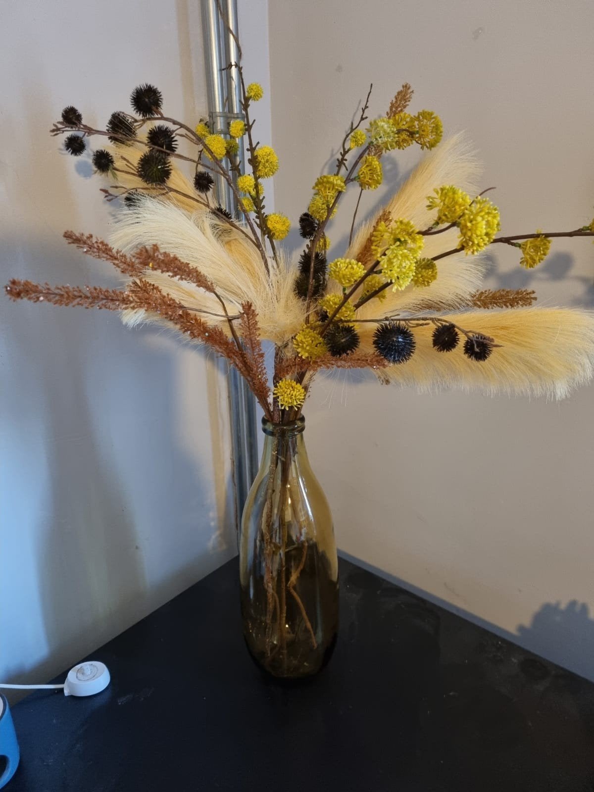 Kunstboeket met gele bloemen en pluimen, Ophalen