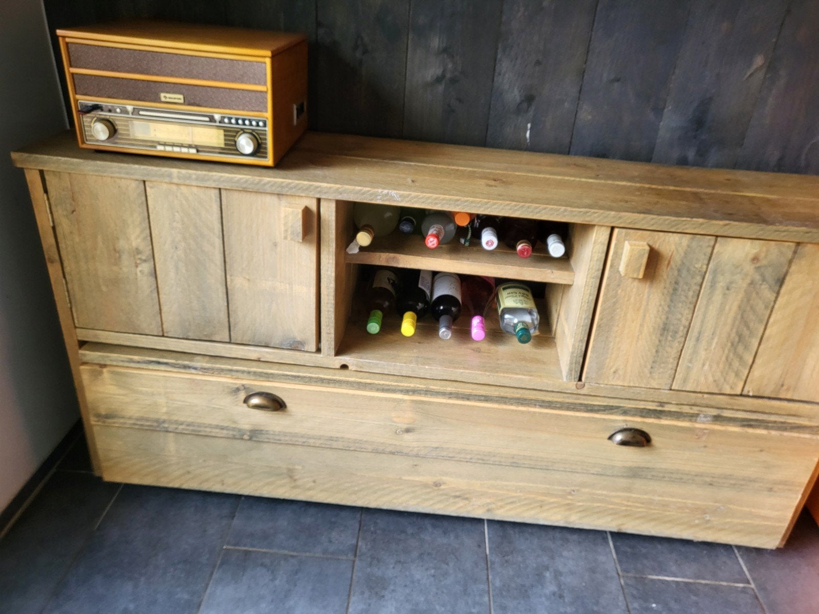 Te koop dressoir met 2 deurtjes en losse opbergkist eronder, Ophalen, Gebruikt, 25 tot 50 cm