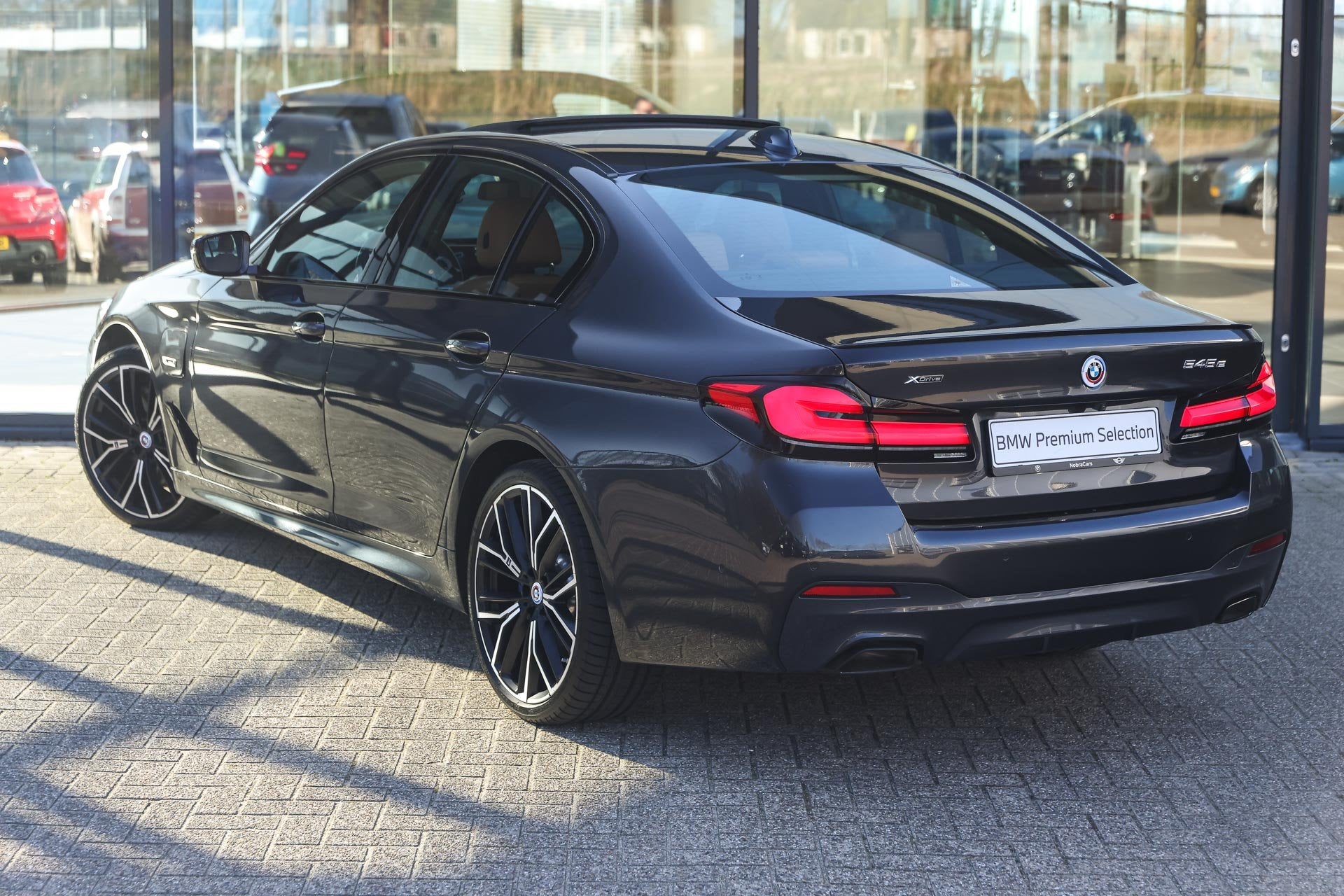 BMW 5 Serie 545e xDrive M Sport Automaat / Sportstoelen / Ac, Gebruikt, Zwart, 394 pk, Met garantie (alle)