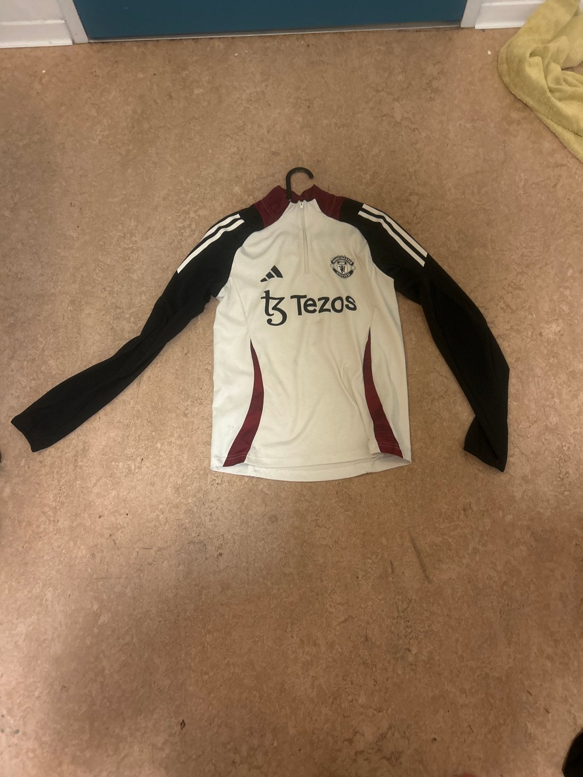 30$ vol set Adidas Manchester United Trainingstrui - Maat M, Kleding | Heren, Ophalen, Maat 48/50 (M), Wit, Zo goed als nieuw