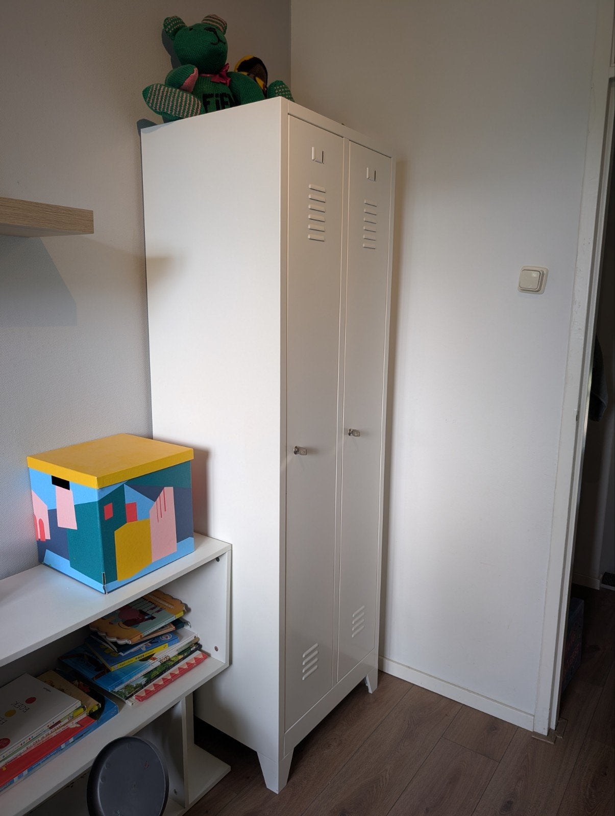 Witte metalen locker kast met 2 deuren, Huis en Inrichting, Kasten | Lockerkasten, Ophalen, Gebruikt, Industrieel, Modern