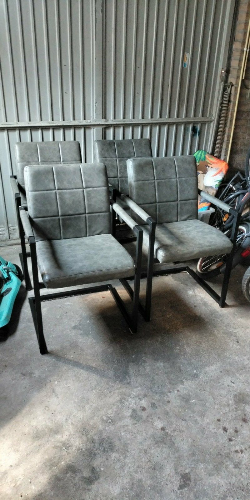Set van 4 grijze stoelen met metalen frame, Huis en Inrichting, Ophalen, Gebruikt, Vier, Grijs