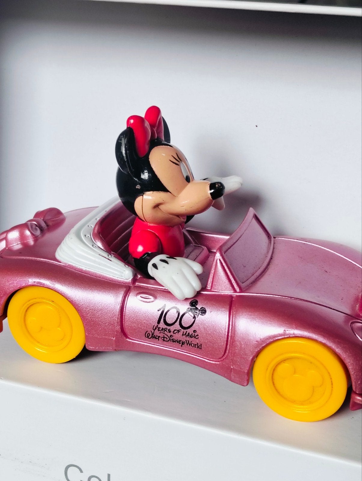 Minnie Mouse auto - 100 Years of Magic Walt Disney World, Ophalen of Verzenden, Mickey Mouse, Zo goed als nieuw, Beeldje of Figuurtje