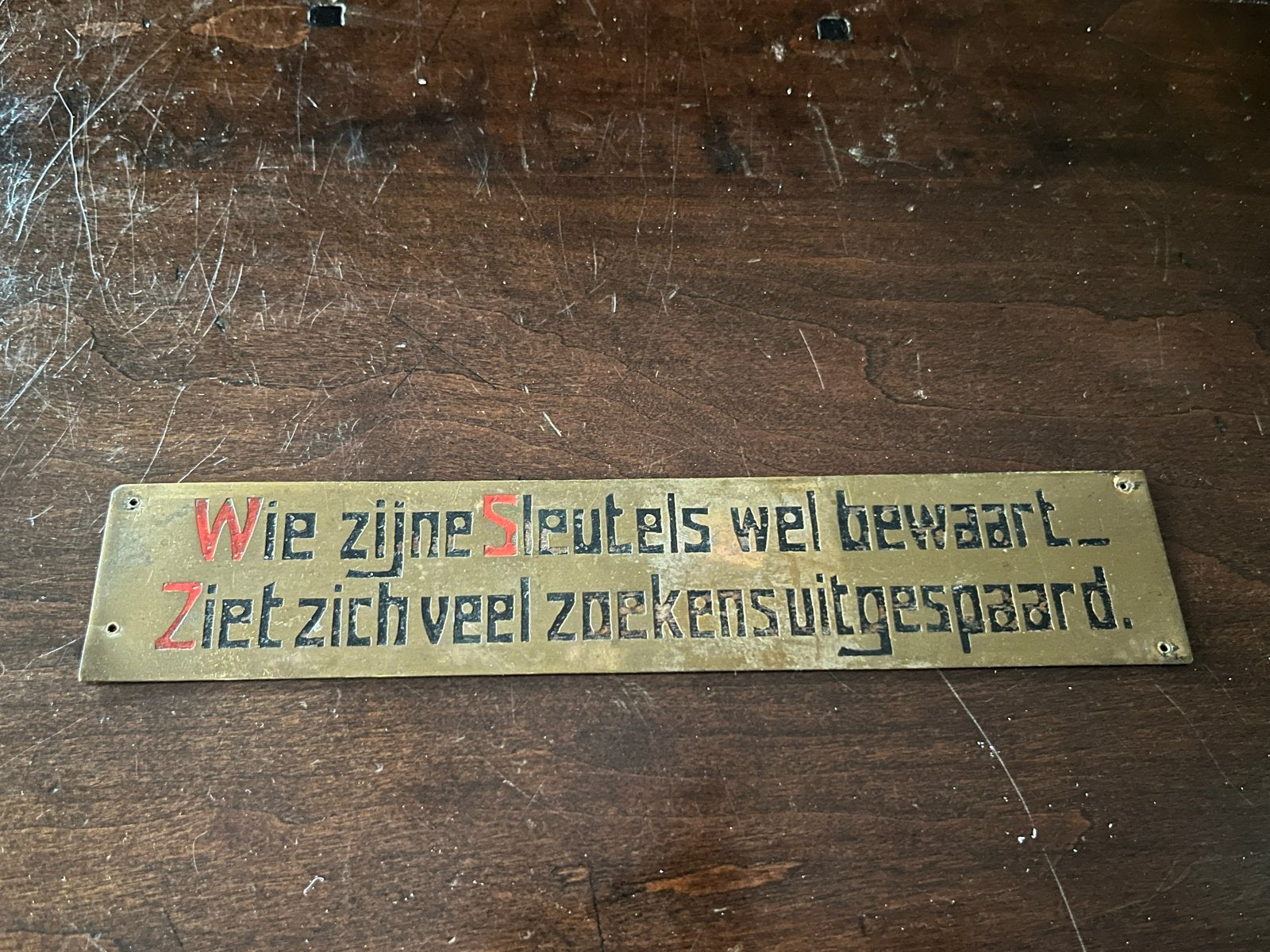Vintage messing bordje 'Wie zijn sleutels wel bewaart...', Verzenden
