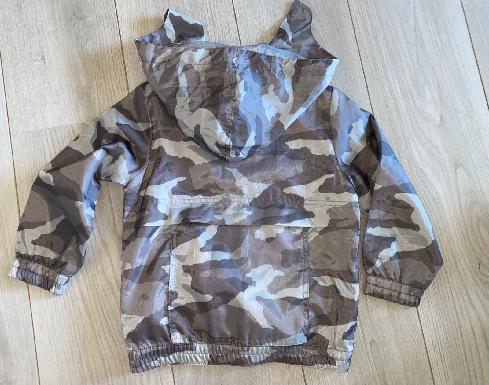 Vertbaudet camouflage regenjas in maat 102 (4 jaar), Ophalen of Verzenden, Zo goed als nieuw, Jongen of Meisje, Jas