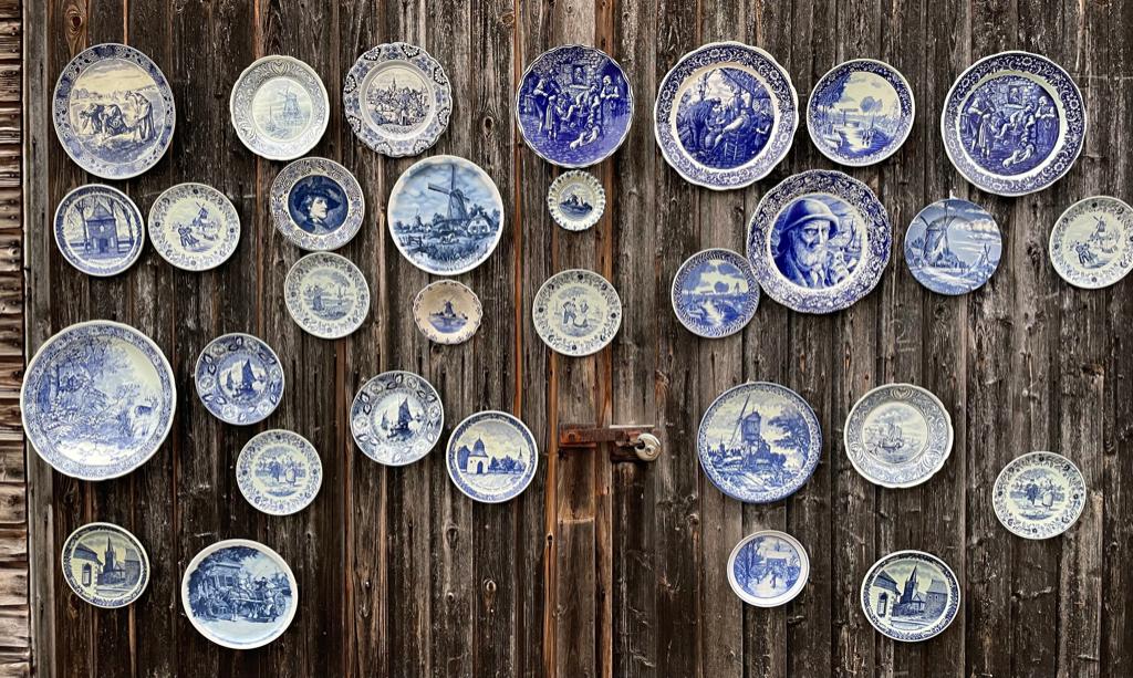 verzameling van 31 Delfts blauwe wand-borden., Ophalen