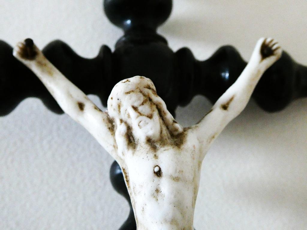 Crucifix met zwarte afwerking met biscuitporselein Jezus, Antiek en Kunst, Ophalen of Verzenden