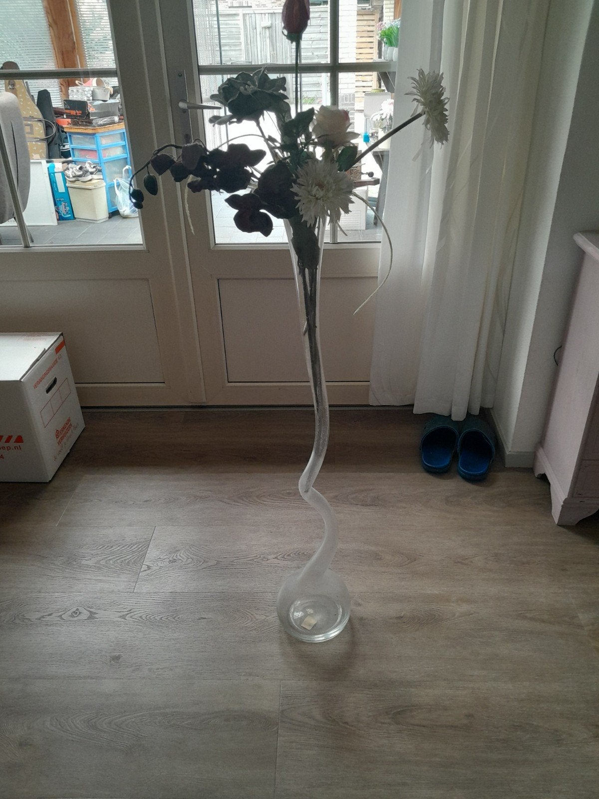 Hoge glazen vaas met kunstbloemen, Huis en Inrichting, Ophalen, Transparant, Inclusief decoratie, Glas