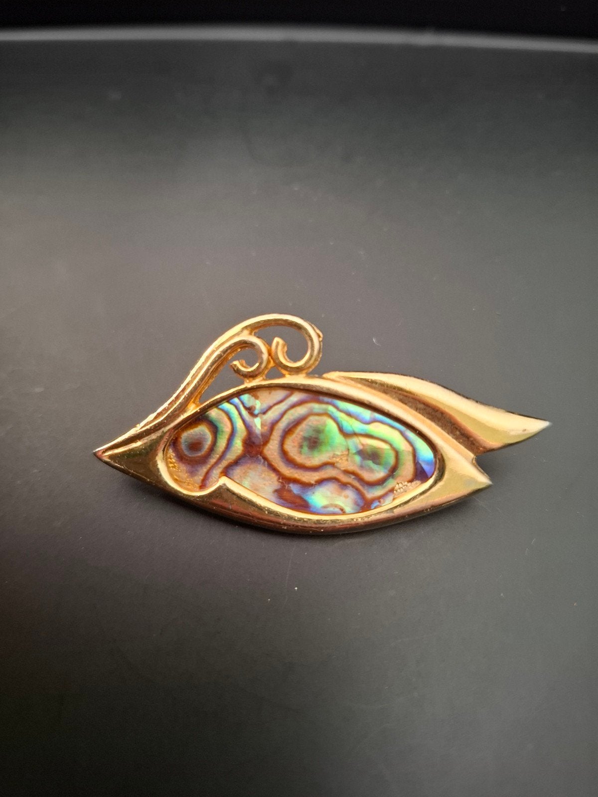 Vintage goudkleurige broche. Abalone. Paua-schelp. 5x2,5 cm., Ophalen of Verzenden, Gebruikt, Overige materialen