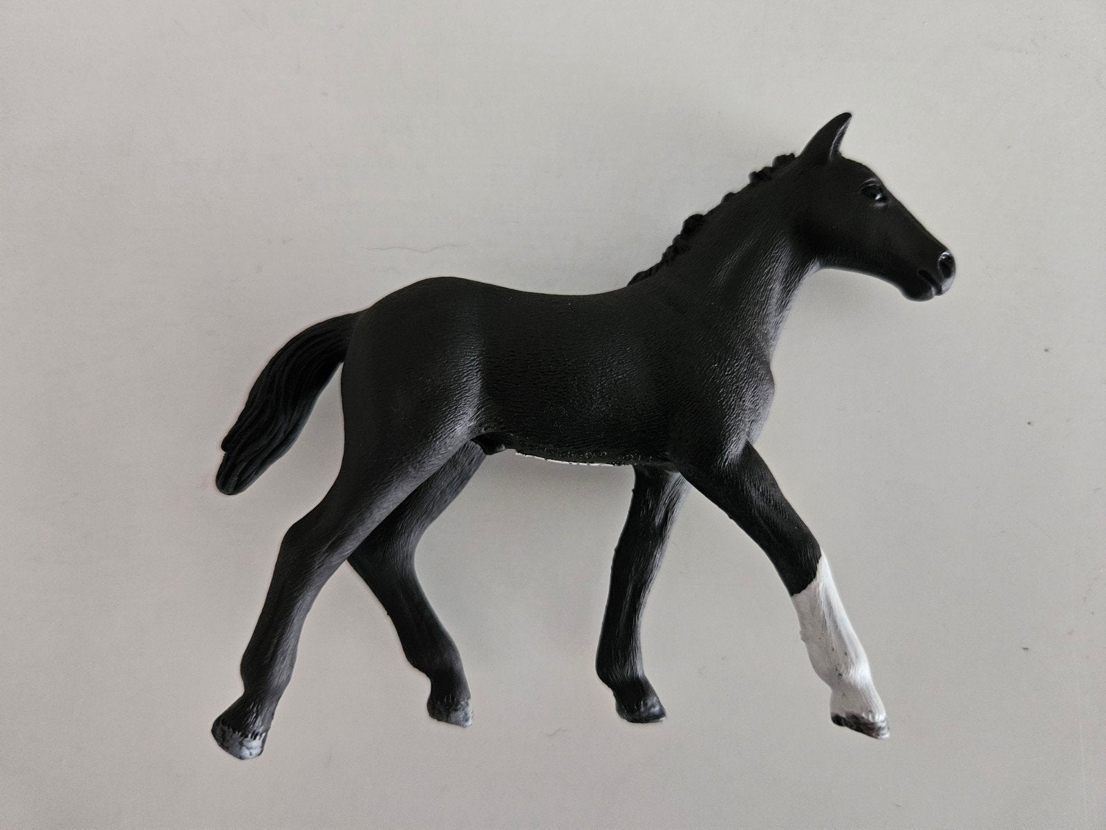 Schleich tijdschrift Hannoveraan veulen 82957, Verzamelen, Dierenverzamelingen, Ophalen of Verzenden, Zo goed als nieuw, Paard