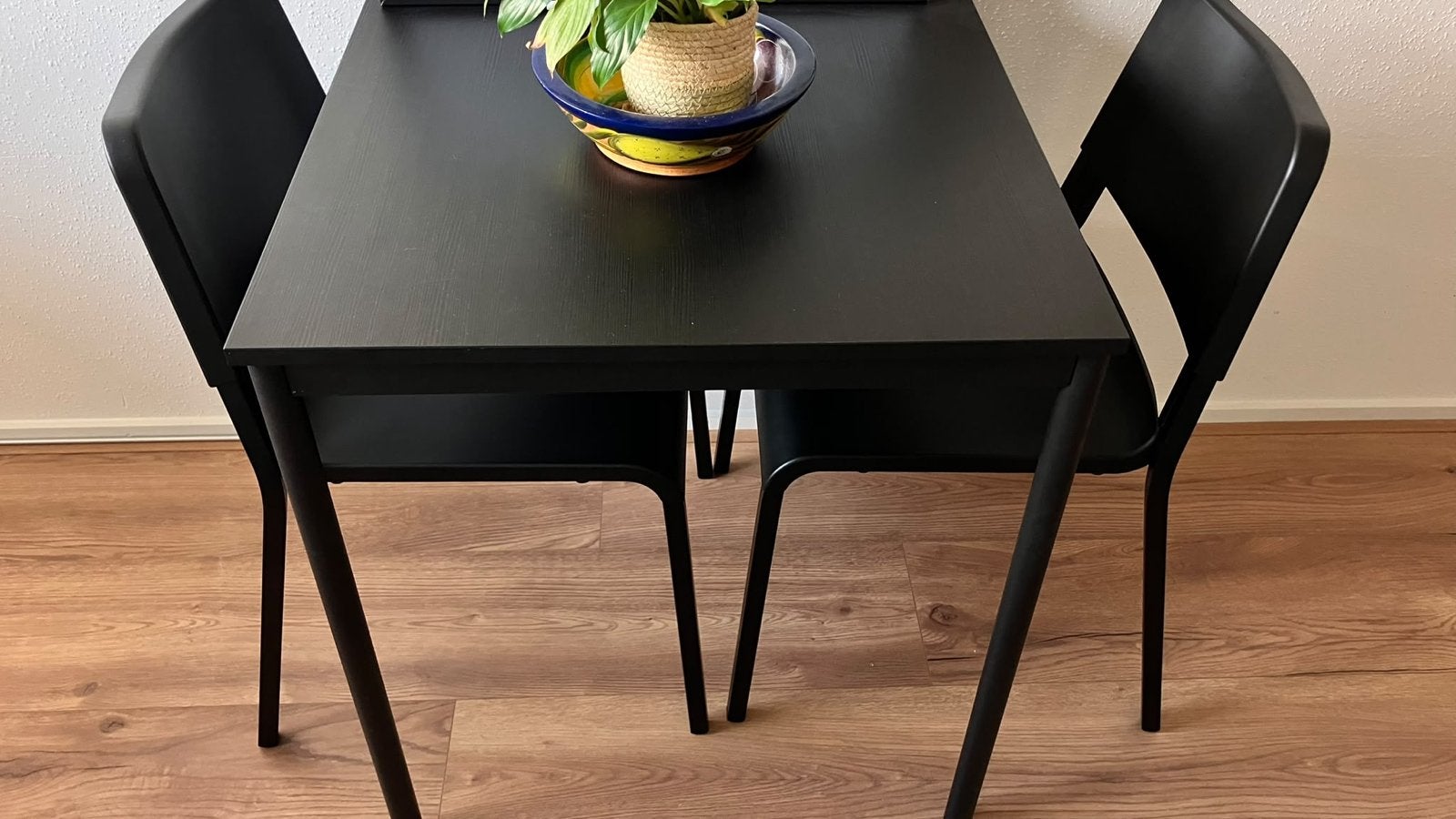 Zwarte eettafel met twee stoelen - Zo goed als nieuw, Huis en Inrichting, Ophalen, Vierkant, Tot twee personen, 50 tot 100 cm