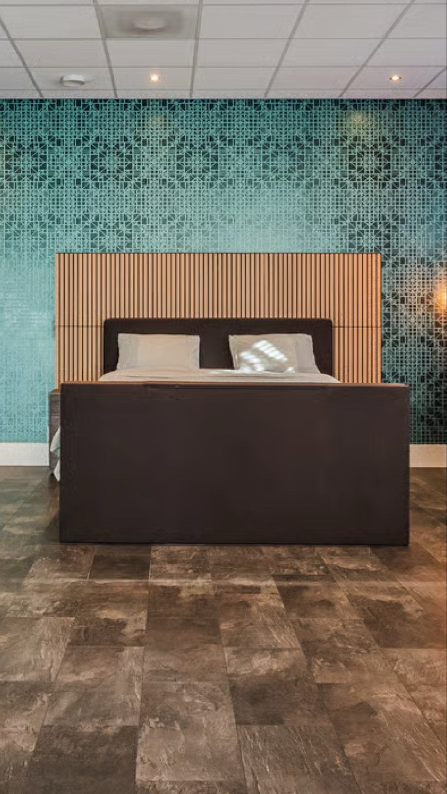 Boxspring Home 350 met TV-lift en hoofdbord, Bruin, Tweepersoons, Ophalen of Verzenden, Zo goed als nieuw