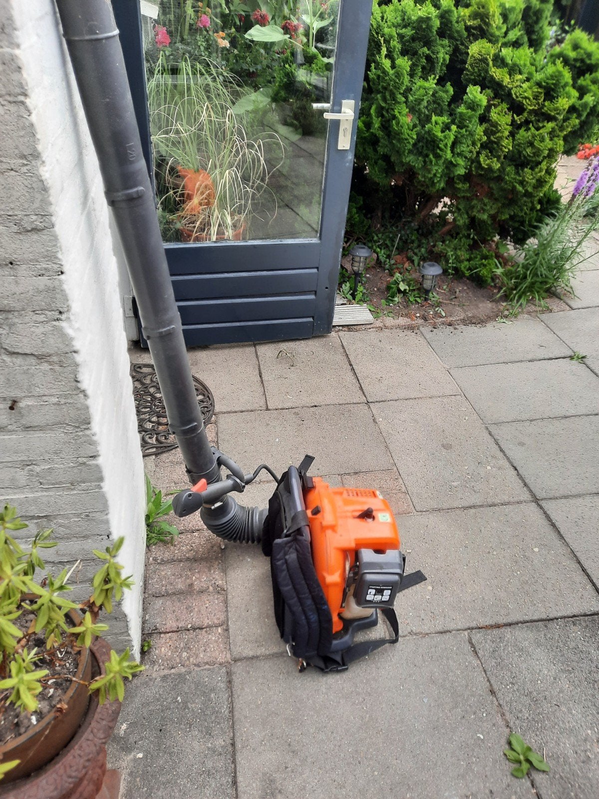 Krachtige bladblazer op benzine - Ruggedragen, Tuin en Terras, Ophalen, Benzine, Ruggedragen, Ik weet niet of ie nog werkt .is van iemand anders Onbekend
