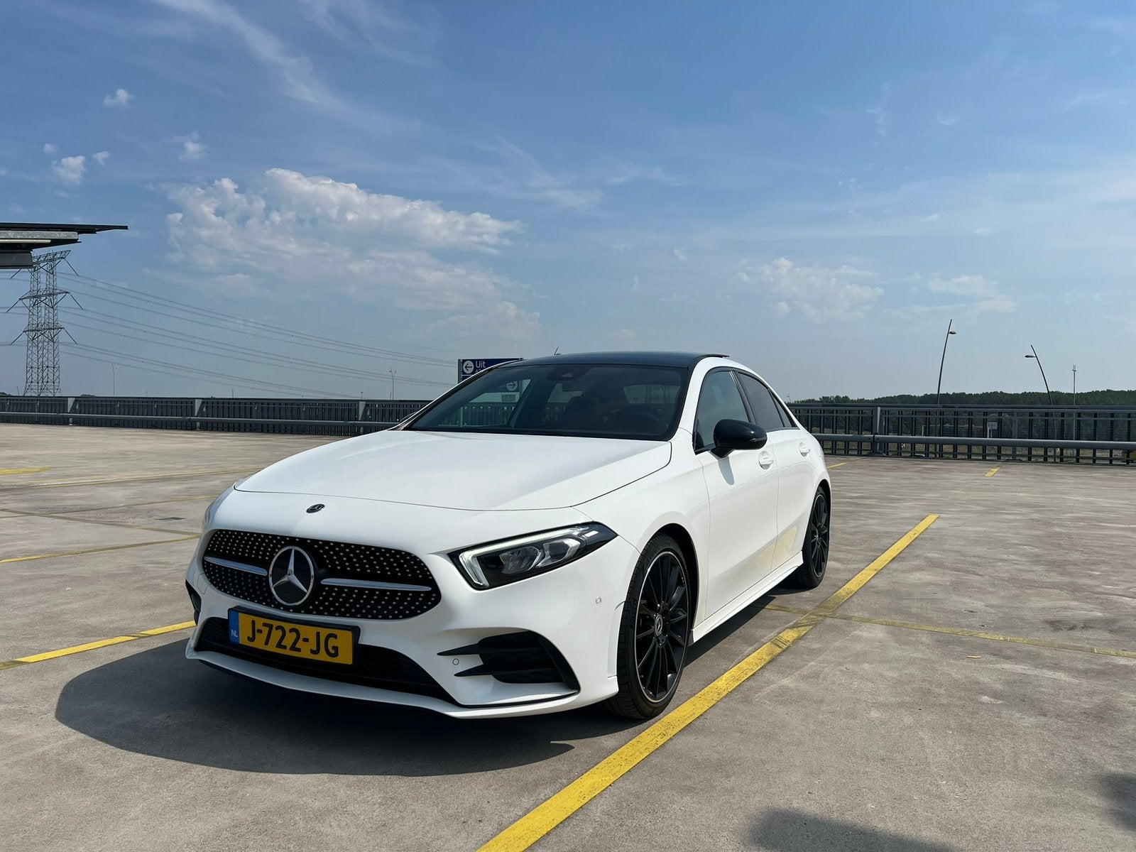 Mercedes A250 Sedan AMG | Panorama | Leder | Sfeer | Camera, Auto's, Dealer onderhouden, 730 kg, 4 cilinders, Lichtsensor