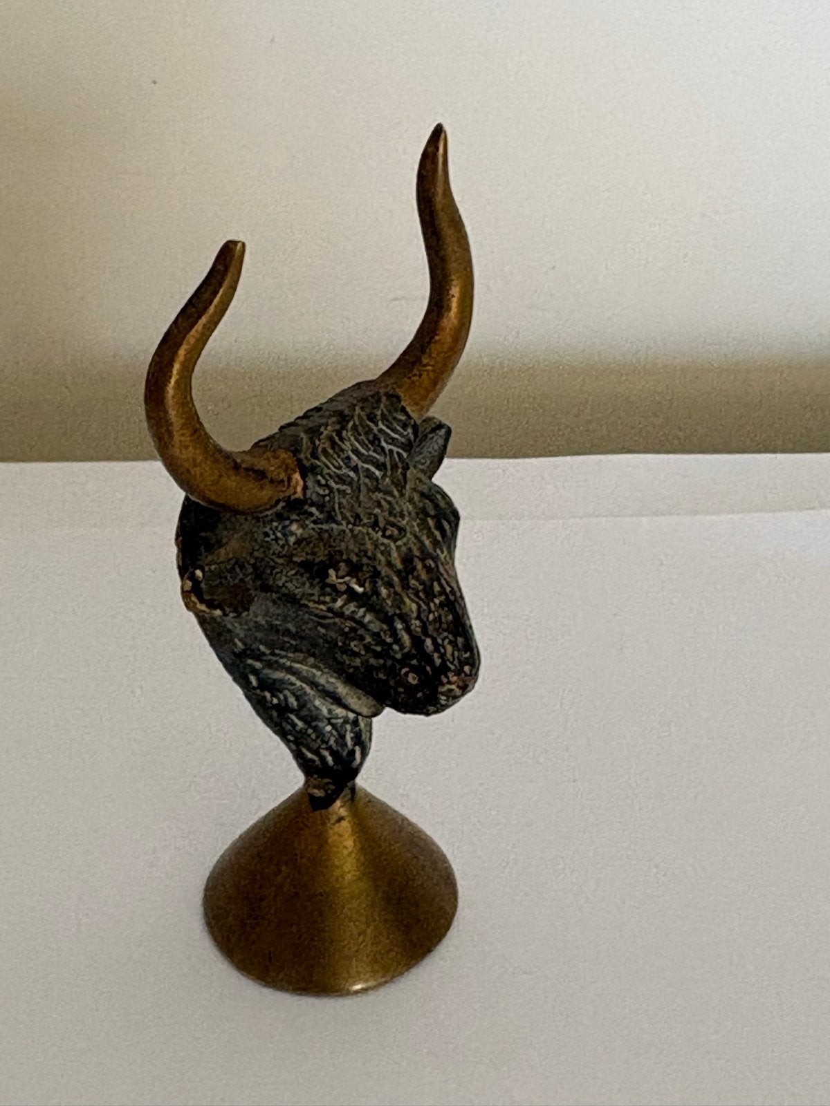 Bronzen stierenkop Minotaurus beeldje, Antiek en Kunst, Minder dan 20 cm, Ophalen of Verzenden, Beeld, Bruin