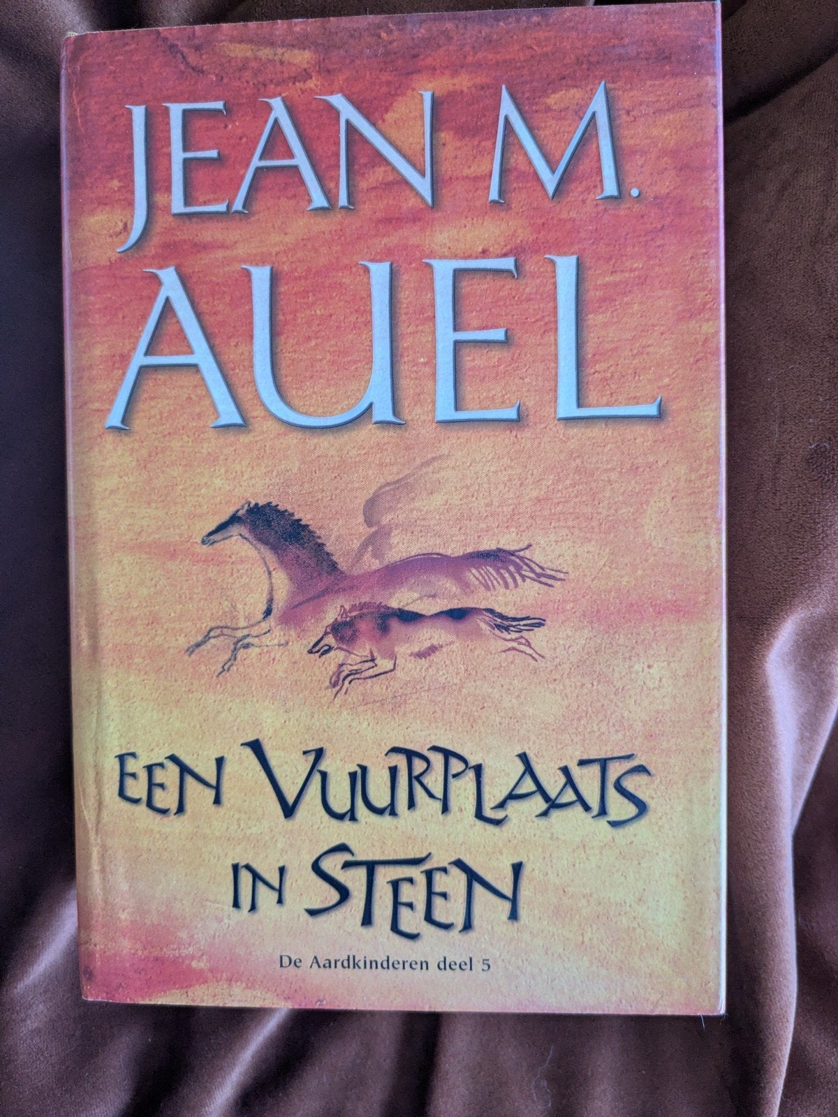 Jean M Auel - Een Vuurplaats in Steen (De Aardkinderen deel, Ophalen of Verzenden, Gelezen, Jean M. Auel, Nederland