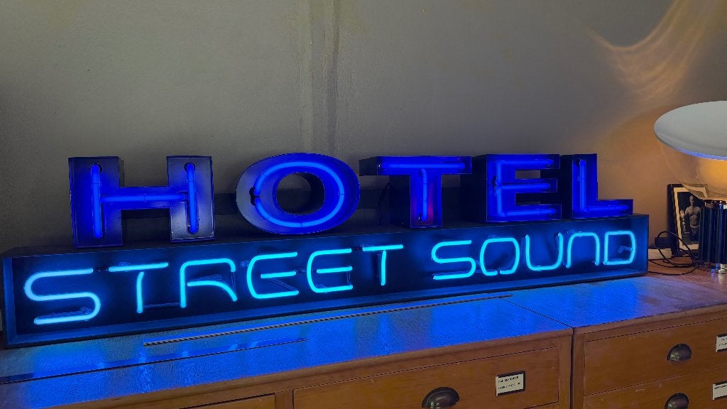 Neon HOTEL - vintage, Verzamelen, Merken en Reclamevoorwerpen, Ophalen, Zo goed als nieuw, Lichtbak of (neon) lamp