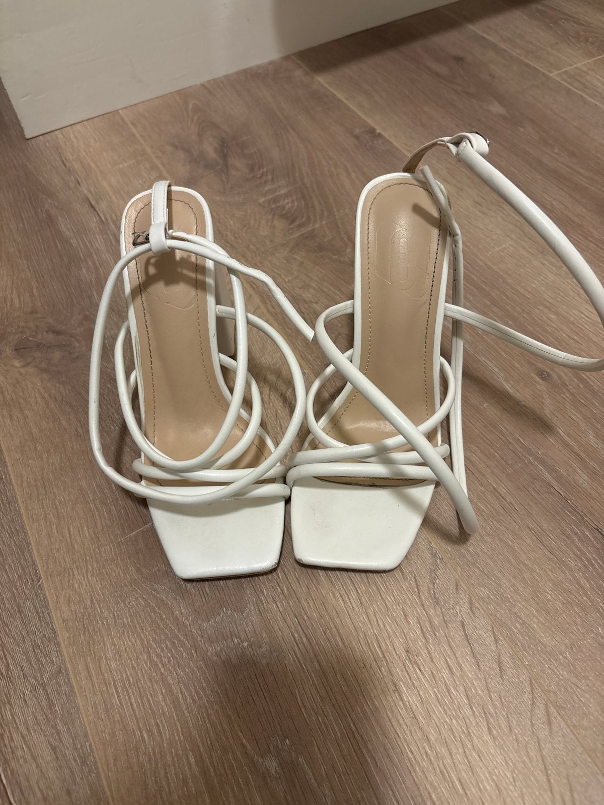 Witte sandalen met hak - één keer gedragen, Kleding | Dames, Ophalen of Verzenden, Zo goed als nieuw, Wit, Sandalen of Muiltjes