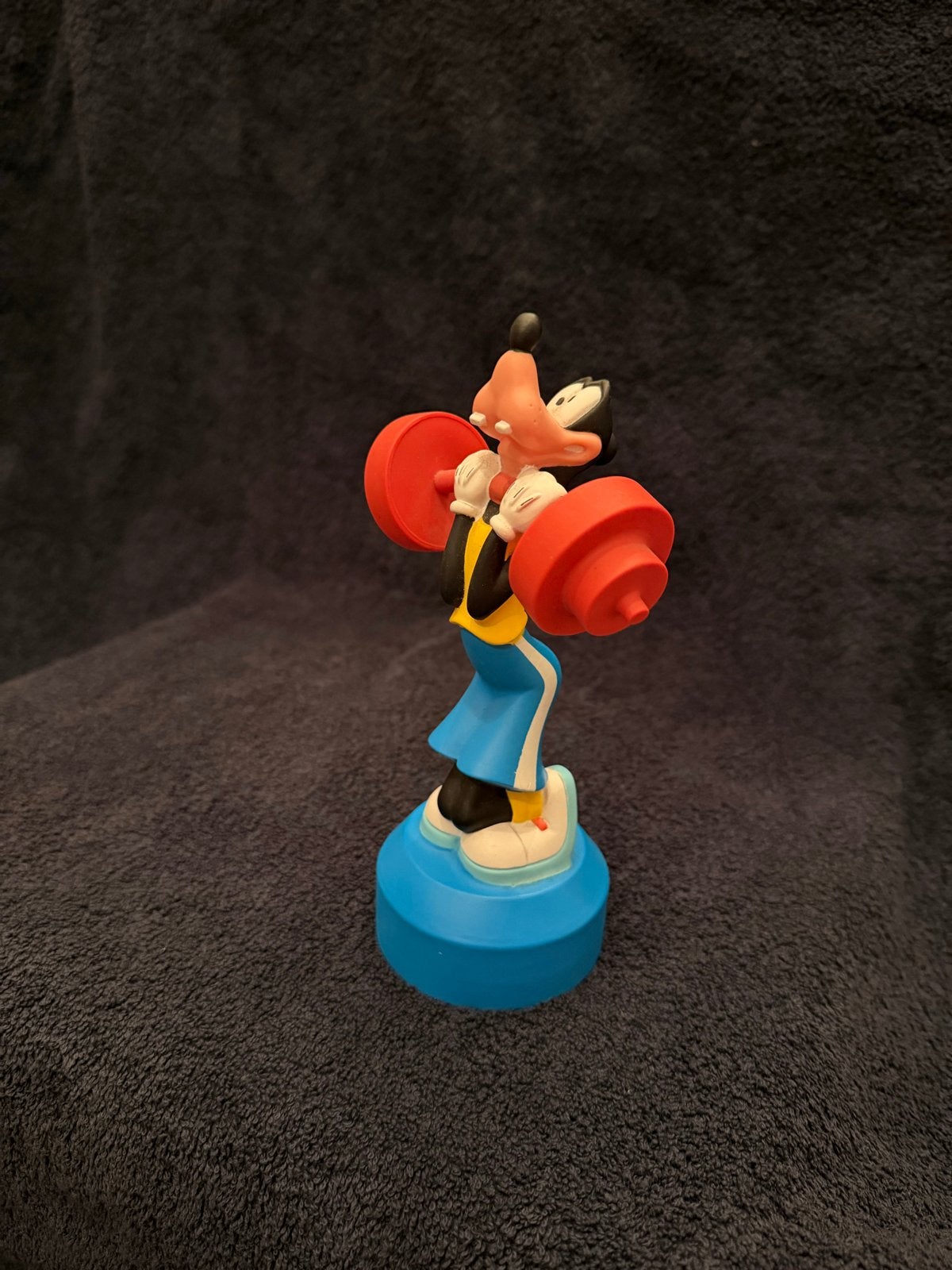 Goofy gewichtheffer beeldje - 20 cm hoog, Ophalen of Verzenden, Goofy of Pluto, Gebruikt, Beeldje of Figuurtje
