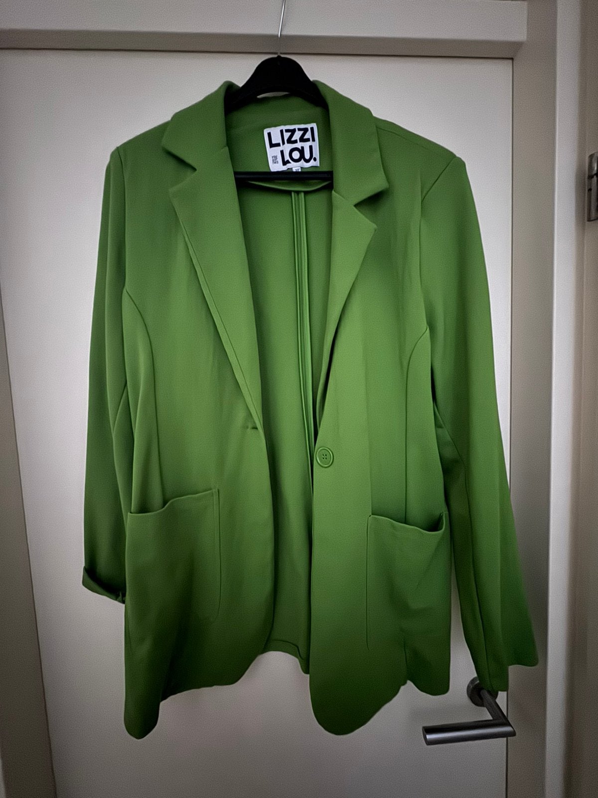 Prachtig grasgroen damespak van Lizzy Lou, Ophalen of Verzenden, Zo goed als nieuw, Maat 42/44 (L)