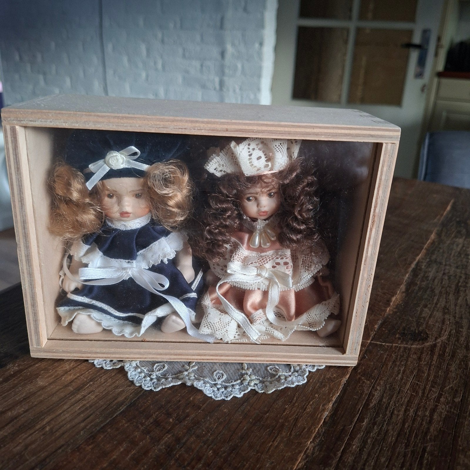 2 Bisquit Porseleinen Popjes achter Glas 19x14x7 cm groot, Antiek en Kunst, Curiosa en Brocante, Ophalen of Verzenden