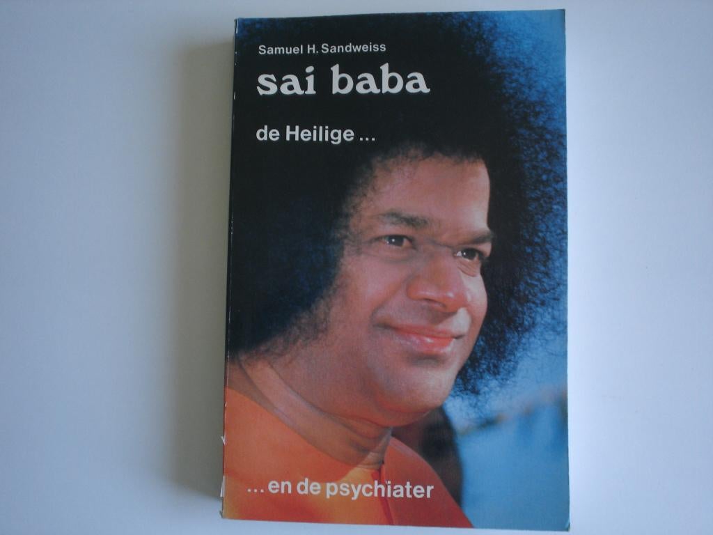 Sai Baba- De HEILIGE(9233/34-49), Boeken, Ophalen of Verzenden, Zo goed als nieuw, Overige onderwerpen, Achtergrond en Informatie