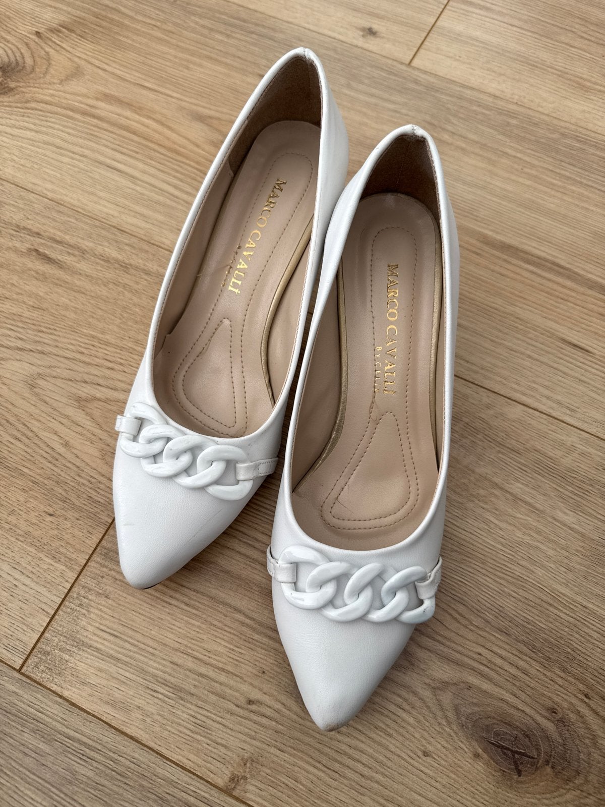 Witte Marco Cavalli Pumps met Kettingdetail, Kleding | Dames, Schoenen, Ophalen, Zo goed als nieuw, Wit, Pumps