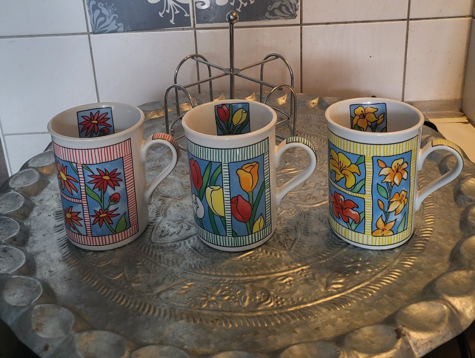 Drie fleurige mokken met bloemenprint in rekje, Ophalen of Verzenden, Zo goed als nieuw, Overige stijlen, Mok