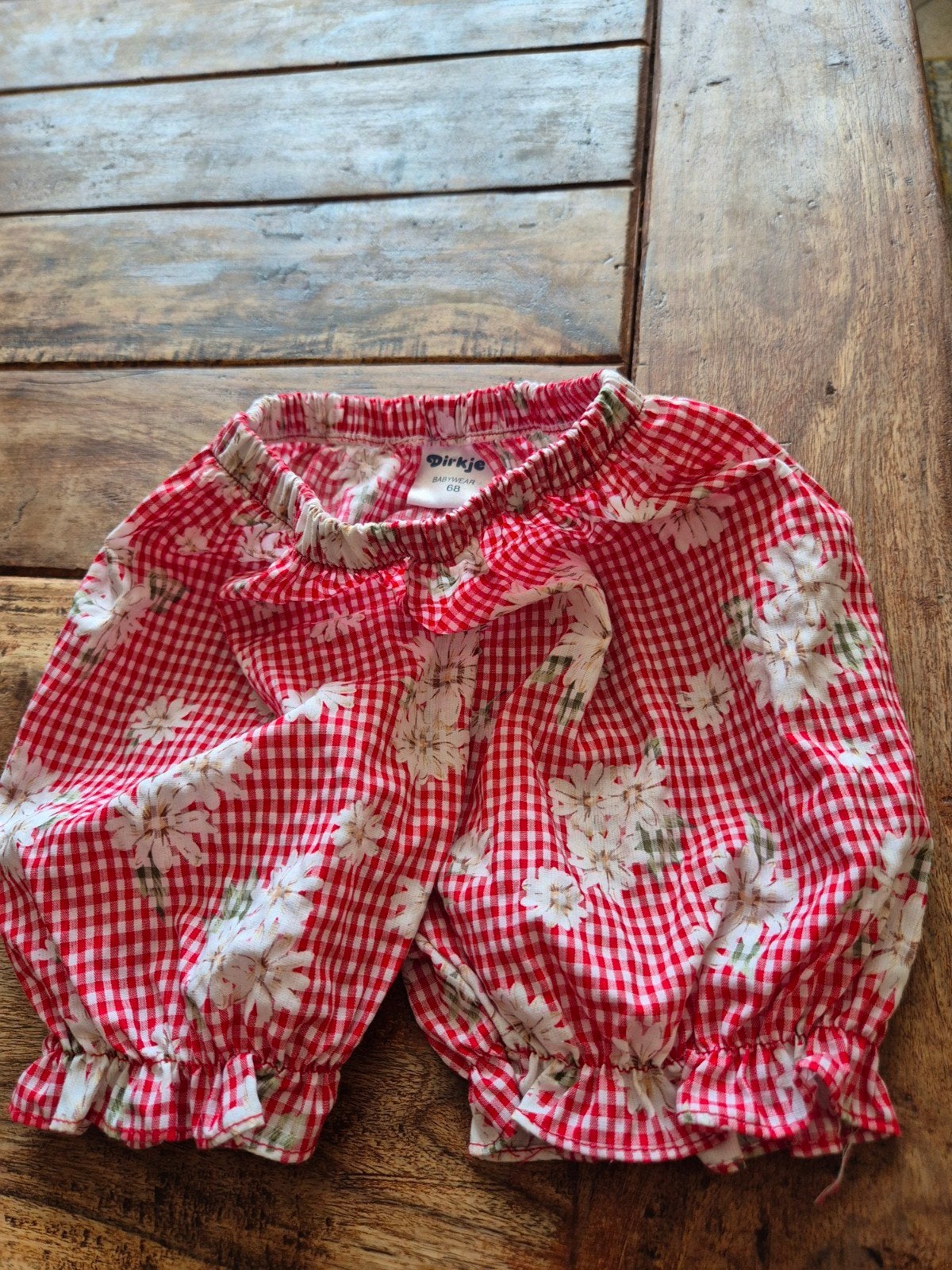 Schattig rood geruit broekje met bloemetjes maat 68, Kinderen en Baby's, Babykleding | Maat 68, Broekje, Meisje, Dirkje, Ophalen of Verzenden