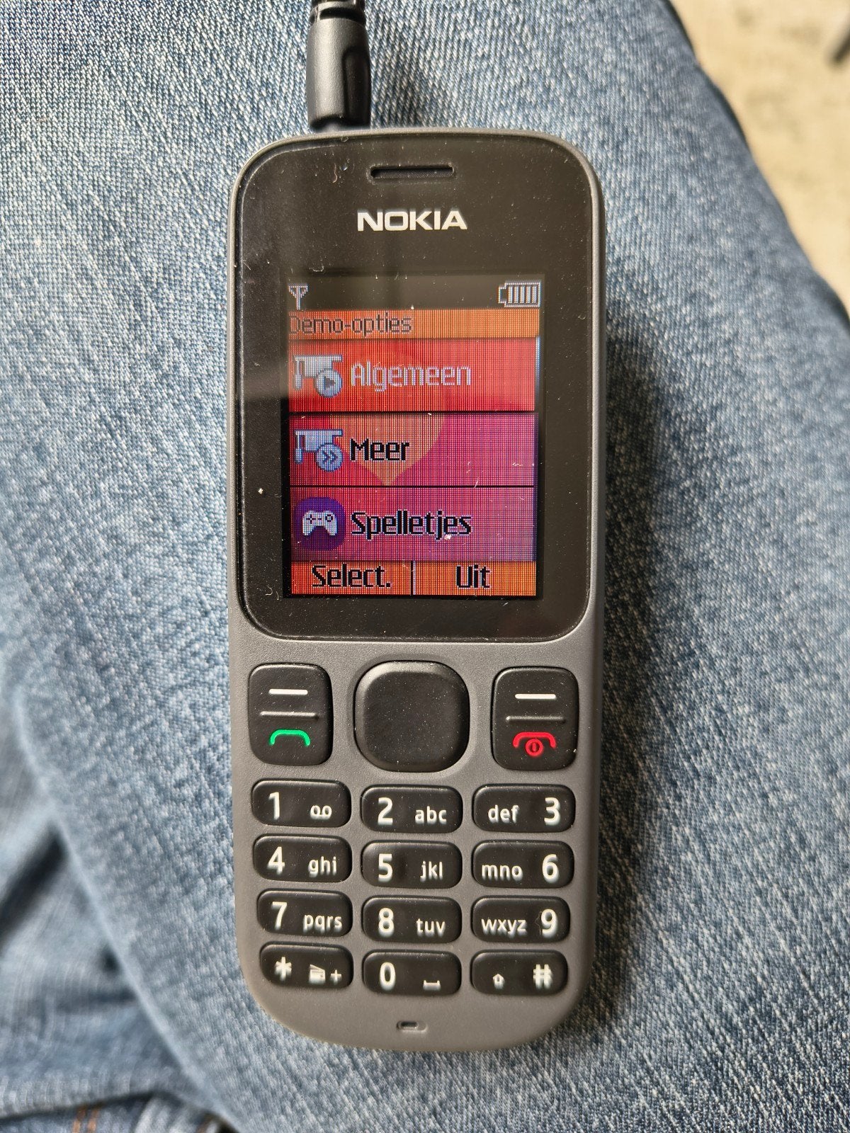 Nokia 2700 Classic met oranje leren hoesje, Gebruikt, Zwart, Fysiek toetsenbord, Ophalen of Verzenden