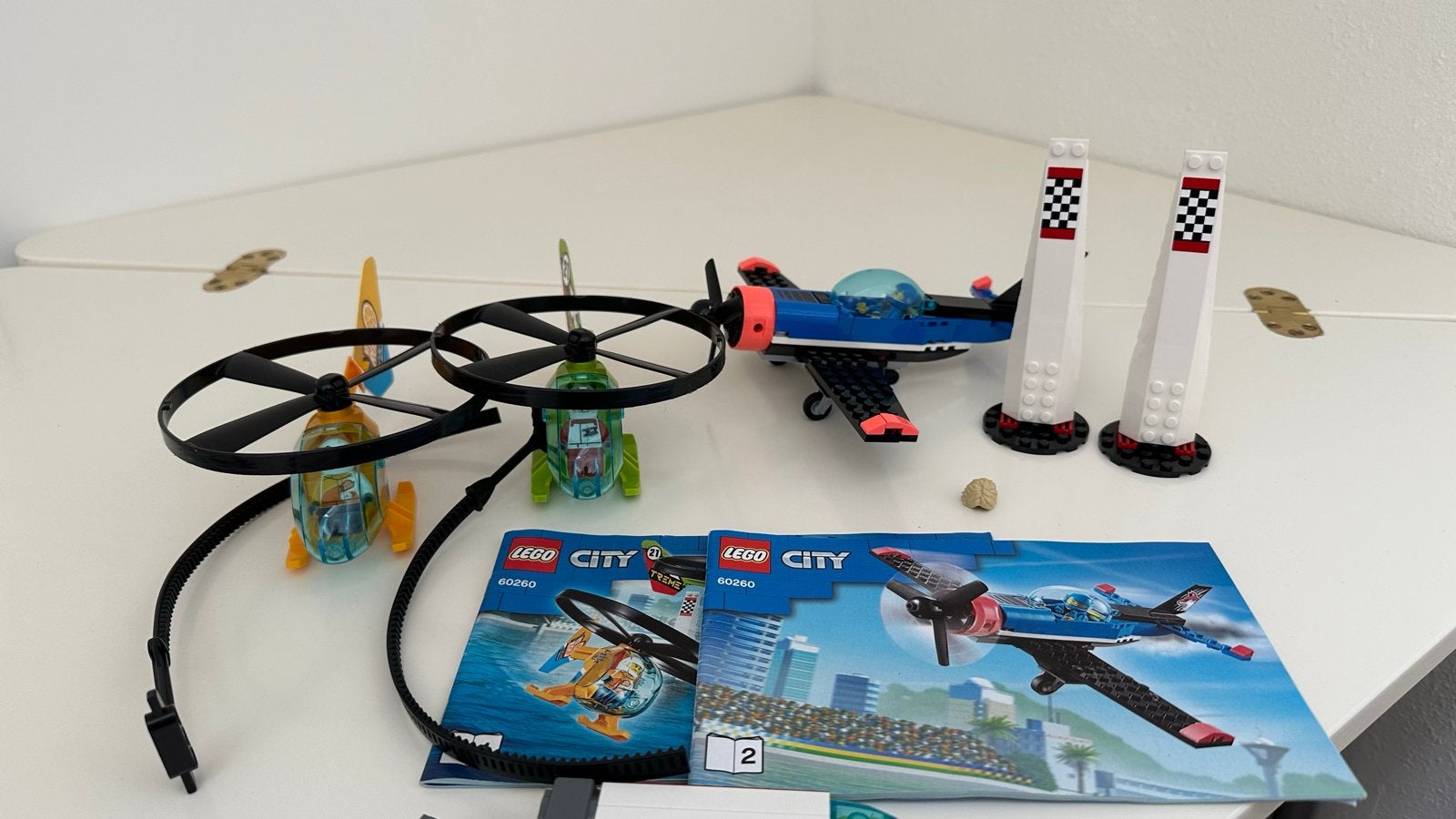 LEGO City 60260 Luchtrace: Vliegtuig en 2 Helikopters, Ophalen of Verzenden, Gebruikt