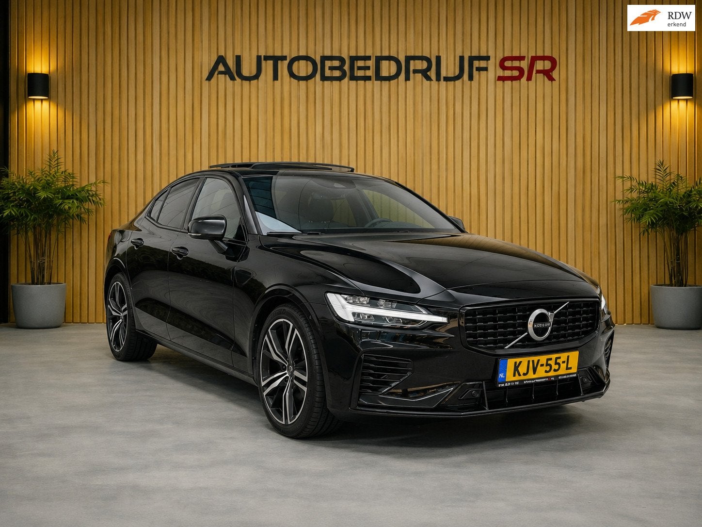 Volvo S60 2.0 Recharge T8 AWD R-Design Pano! Elektrische Sto, Auto's, Volvo, Automaat, Gebruikt, Euro 6, S60