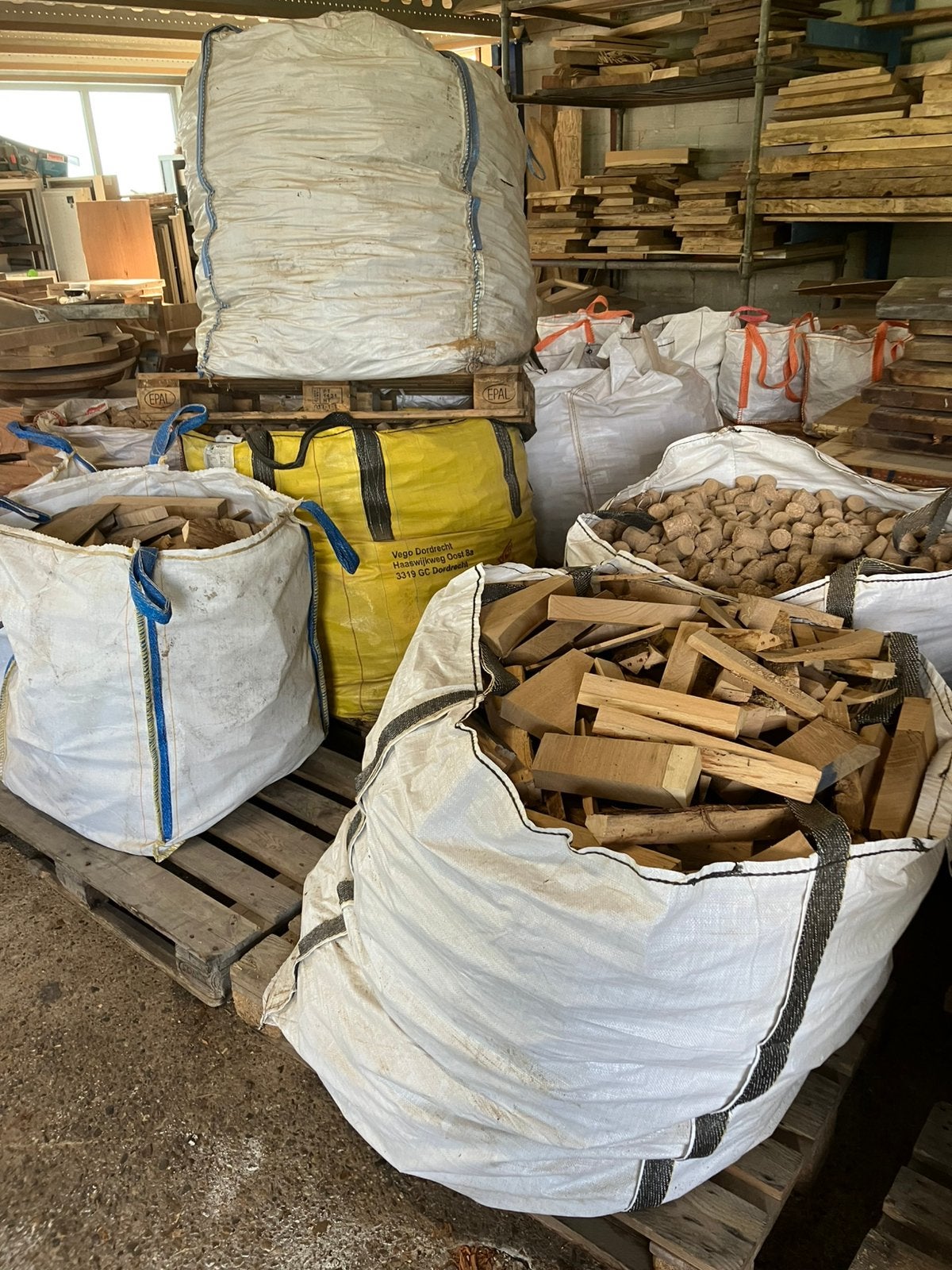 Haardhout briketten klein if groote zakken mogelijk droog, Minder dan 3 m³, Ophalen