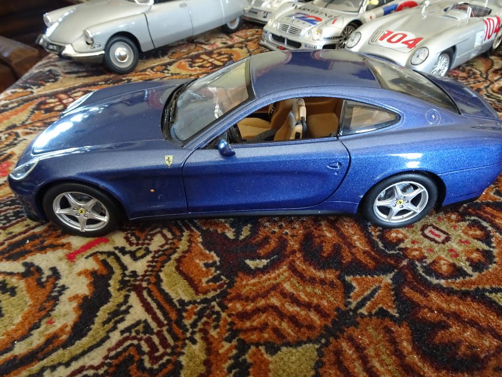 MOOIE FERRARI 812/SCAGELIETTI 1;18 ZONDER DOOS HOT WEELS, Hobby en Vrije tijd, Modelauto's | 1:18, Ophalen of Verzenden, Zo goed als nieuw