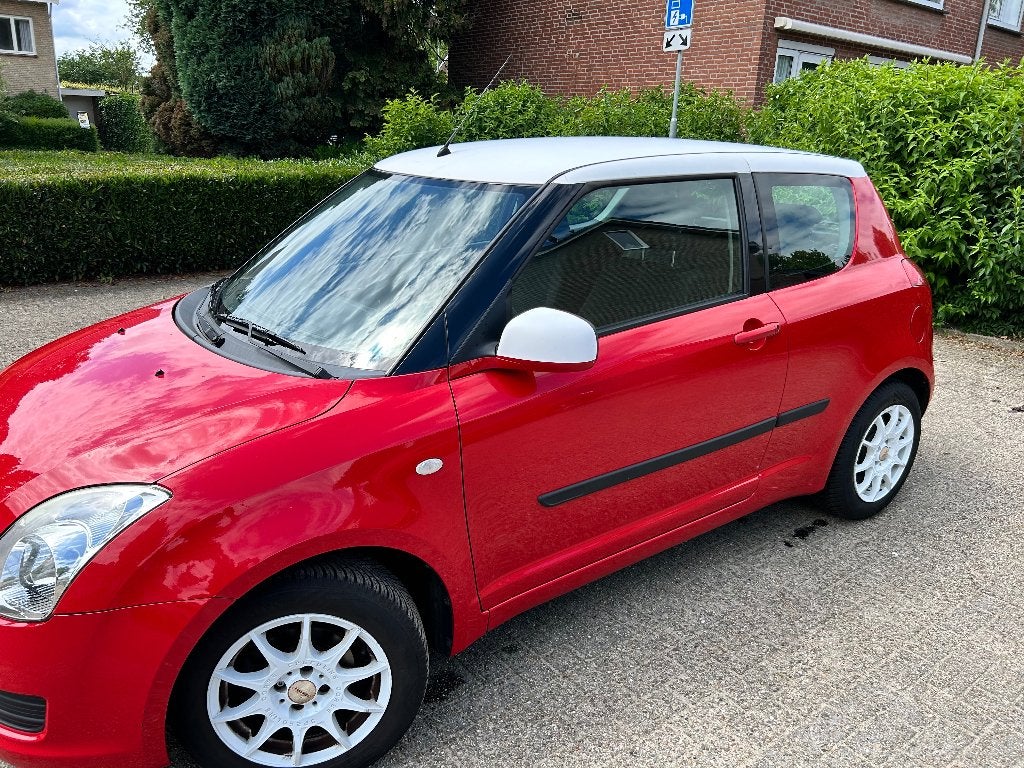 Suzuki Swift 1.3 3D 2010 Rood, Auto's, Stof, Swift, Handgeschakeld, 1000 kg