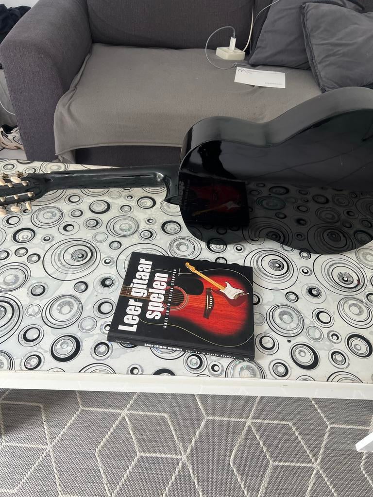 Klassieke gitaar met 'Leer gitaar spelen' boek, Muziek en Instrumenten, Snaarinstrumenten | Gitaren | Akoestisch, Ophalen of Verzenden