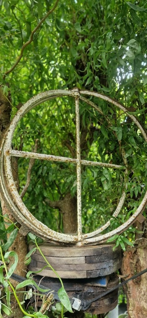 Kantelbaar gietijzeren stalraam(diameter 65 cm ) brocante, Tuin en Terras, Ophalen of Verzenden, Gebruikt